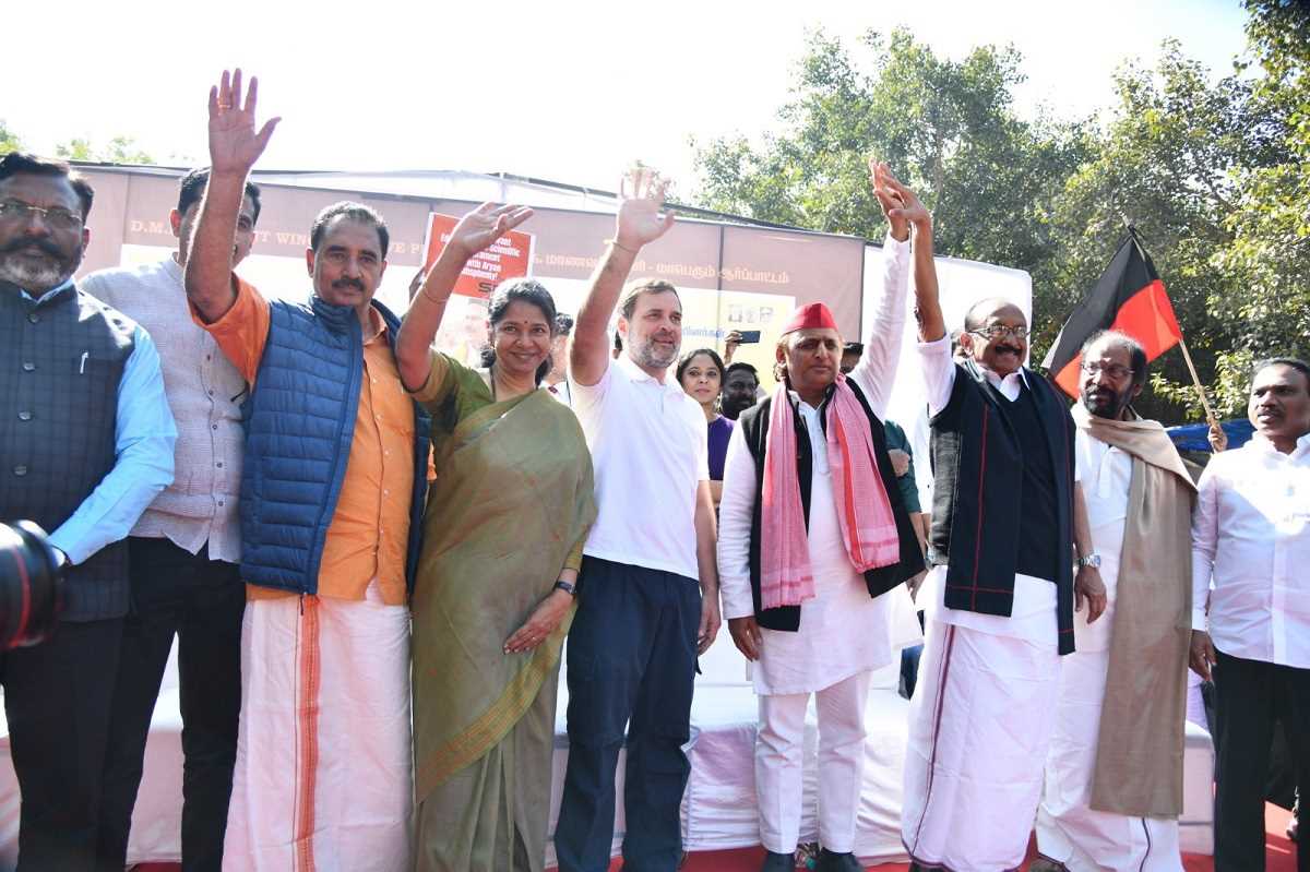 जंतर मंतर पहुंचे राहुल-अखिलेश, यूजीसी ड्राफ्ट के नए नियमों का किया विरोध